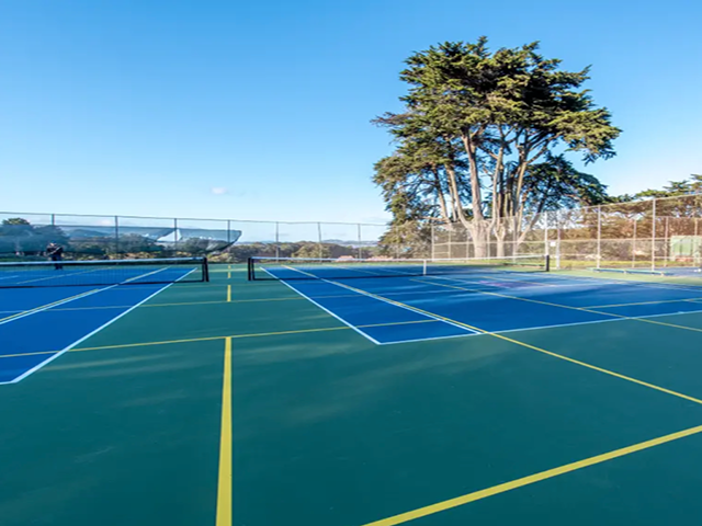 Thi công xây sân tennis-pickleball với mặt cỏ nhân tạo và hàng rào tráng kẽm 4.2m